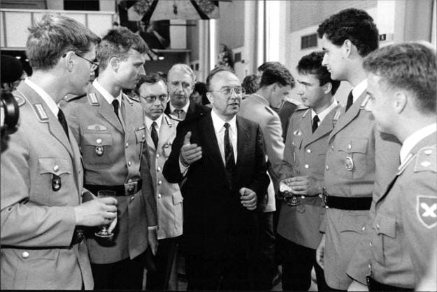 Rupert Scholz mit Offiziersanwärtern Verteidigungsminister Rupert Scholz im Gespräch mit Offiziersanwärtern der Bundeswehr., Copyright: UnitedxArchivesxSvenxSimon Nur redaktionelle Nutzung. Editorial usage only. UnitedArchivesIMS_3298190F EDITORIAL USE ONLY