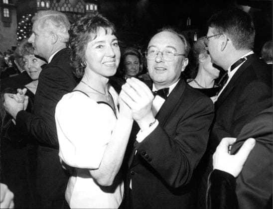 Rupert Scholz und Helga Scholz-Hoppe Bundesverteidigungsminister Rupert Scholz tanzt mit seiner Frau Helga Scholz-Hoppe., Copyright: UnitedxArchivesxSvenxSimon Nur redaktionelle Nutzung. Editorial usage only. UnitedArchivesIMS_3298212F EDITORIAL USE ONLY