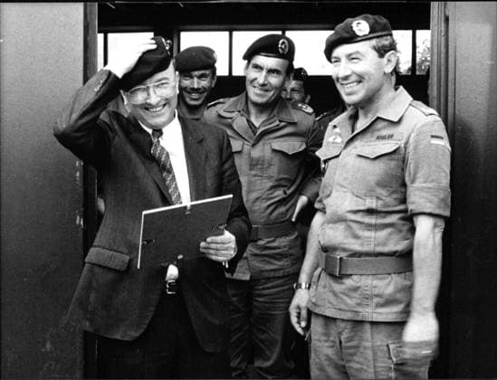 Rupert Scholz schließt Panzer Fahrprüfung ab Nach erfolgreich abgeschlossener Panzer Fahrprüfung wird Verteidigungs Minister Rupert Scholz ein Panzerführerbarett überreicht., Copyright: UnitedxArchivesxSvenxSimon Nur redaktionelle Nutzung. Editorial usage only. UnitedArchivesIMS_3298215F EDITORIAL USE ONLY