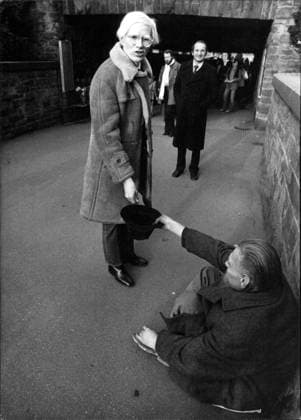 Andy Warhol Andy Warhol, amerikanischer Künstler, gab bei seiner Stadtbesichtigung in Bonn einem Bettler Almosen, Copyright: UnitedxArchivesxSvenxSimon Nur redaktionelle Nutzung. Editorial usage only. UnitedArchivesIMS_3319708F EDITORIAL USE ONLY !ACHTUNG AUFNAHMEDATUM GESCHÄTZT!