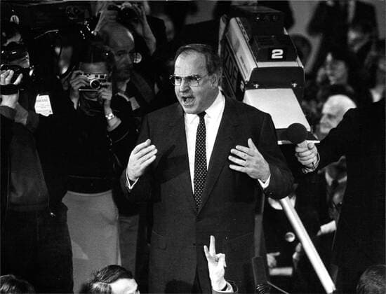 Helmut Kohl Bundeskanzler und CDU-Vorsitzender Helmut Kohl nach der gewonnenen Bundestagswahl 1983., Copyright: UnitedxArchivesxSvenxSimon Nur redaktionelle Nutzung. Editorial usage only. UnitedArchivesIMS_3324056F EDITORIAL USE ONLY