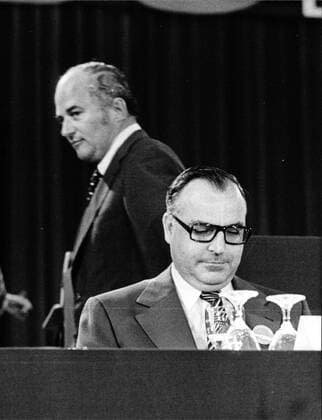 Helmut Kohl und Rainer Barzel Die Abbildung zeigt die deutschen Politiker Helmut Kohl (vorn) und Rainer Barzel auf dem CDU-Bundesparteitag in Bonn im Jahr 1973., Copyright: UnitedxArchivesxSvenxSimon Nur redaktionelle Nutzung. Editorial usage only. UnitedArchivesIMS_3324083F EDITORIAL USE ONLY