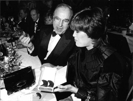 Helmut Kohl und Ulrike Meyfart Bundeskanzler Helmut Kohl und Ulrike Meyfart beim Bundespresseball 82., Copyright: UnitedxArchivesxSvenxSimon Nur redaktionelle Nutzung. Editorial usage only. UnitedArchivesIMS_3324164F EDITORIAL USE ONLY