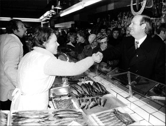 Dietrich Stobbe Berlins Regierender Bürgermeister Dietrich Stobbe, Spitzenkandidat der SPD beim Rundgang durch eine Markthalle während des Landtagswahlkampfs., Copyright: UnitedxArchivesxSvenxSimon Nur redaktionelle Nutzung. Editorial usage only. UnitedArchivesIMS_3326680F EDITORIAL USE ONLY !ACHTUNG AUFNAHMEDATUM GESCHÄTZT!