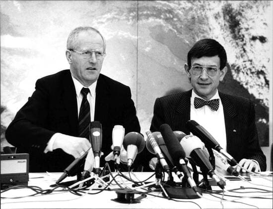 Heinz Riesenhuber und Peter-Klaus Budig Das Bild zeigt den Bundesforschungsminister Heinz Riesenhuber (r.) und den Minister für Wissenschaft und Technik in der DDR Prof. Dr. Peter-Klaus Budig., Copyright: UnitedxArchivesxSvenxSimon Nur redaktionelle Nutzung. Editorial usage only. UnitedArchivesIMS_3332638F EDITORIAL USE ONLY