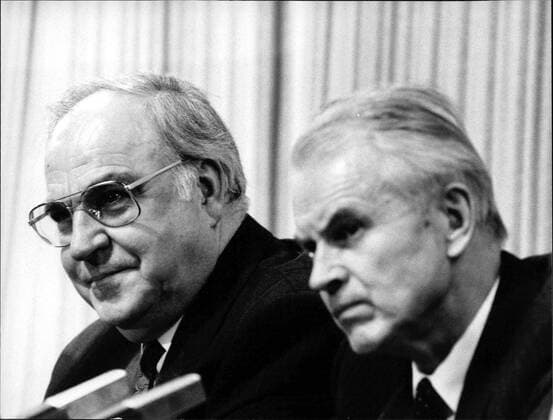 Hans Modrow, Helmut Kohl Bundeskanzler Helmut Kohl und Hans Modrow, DDR-Ministerpräsident, bei einer Pressekonferenz., Copyright: UnitedxArchivesxSvenxSimon Nur redaktionelle Nutzung. Editorial usage only. UnitedArchivesIMS_3346539F EDITORIAL USE ONLY