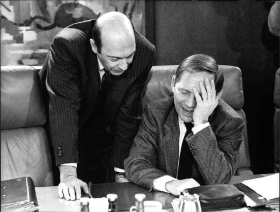 Manfred Wörner und Wolfgang Schäuble Verteidigungsminister Manfred Wörner im Gespräch mit Kanzleramtschef Wolfgang Schäuble, 1986., Copyright: UnitedxArchivesxSvenxSimon Nur redaktionelle Nutzung. Editorial usage only. UnitedArchivesIMS_3375605F EDITORIAL USE ONLY