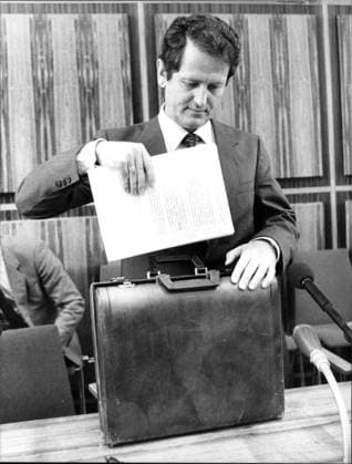 Uwe Barschel - Rücktritt Der deutsche CDU-Politiker Uwe Barschel (1944-1987) erklärt seinen Rücktritt, September 1987., Copyright: UnitedxArchivesxSvenxSimon Nur redaktionelle Nutzung. Editorial usage only. UnitedArchivesIMS_3400993F EDITORIAL USE ONLY