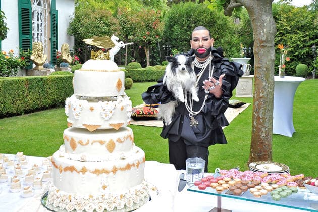 Harald Glööckler Geburtstags-Gartenparty im Chateu Pompöös Geburtstags Garten Party im ChÃ¢teau POMPÖÖS. Star Designer Harald Glööckler anläßlich seiner Geburtstags Garten Party am 30.05.2022 im ChÃ¢teau POMPÖÖS Kirchheim Weinstraße. 20220530MWI17706 *** Birthday Garden Party at ChÃ¢teau POMPÖÖS Star designer Harald Glööckler on the occasion of his birthday garden party on 30 05 2022 at ChÃ¢teau POMPÖÖS Kirchheim Weinstraße 20220530MWI17706
