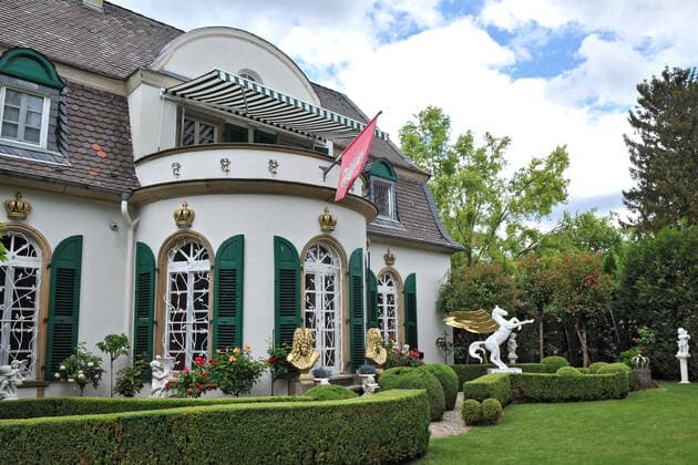Geburtstags Garten Party im ChÃ¢teau POMPÖÖS. Star Designer Harald Glööckler anläßlich seiner Geburtstags Garten Party am 30.05.2022 im ChÃ¢teau POMPÖÖS Kirchheim Weinstraße. 20220530MWI17692 *** Birthday Garden Party at ChÃ¢teau POMPÖÖS Star designer Harald Glööckler on the occasion of his birthday garden party on 30 05 2022 at ChÃ¢teau POMPÖÖS Kirchheim Weinstraße 20220530MWI17692