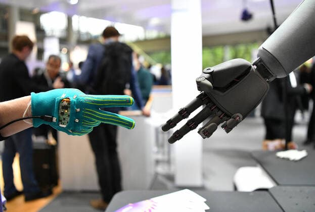 News Themen der Woche KW22 Bilder des Jahres 2022, News 05 Mai News Bilder des Tages News Bilder des Tages (220531) -- HANNOVER, May 31, 2022 -- An intelligent robot interacts with a visitor during the Hannover Messe in Hannover, Germany, May 30, 2022. After an interval of two-year, Hannover Messe resumed its offline events this year with Industrial Transformation as the lead theme, which focuses on digitalization and sustainability. ) GERMANY-HANNOVER-INDUSTRIAL TRADE FAIR RenxPengfei 