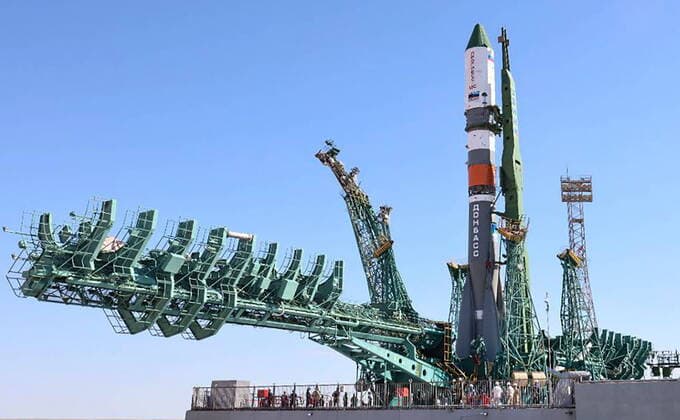 Bilder des Jahres 2022, News 05 Mai News Bilder des Tages KYZYLORDA PROVINCE, KAZAKHSTAN - MAY 31, 2022: A Soyuz-2.1a rocket booster carrying the Progress MS-20 cargo spacecraft is installed at a launch pad of Baikonur Cosmodrome. The launch is scheduled for June 3 at 12:33 Moscow time. The spacecraft is to deliver 2.5 tonnes of cargo to the International Space Station. The rocket bears flags of the Donetsk People s Republic (DPR) and the Lugansk People s Republic (LPR), a sign reading Donbass is applied to the second stage of the rocket. Best quality available. Roscosmos Press Office TASS THIS IMAGE WAS PROVIDED BY A THIRD PARTY. EDITORIAL USE ONLY  TS133609