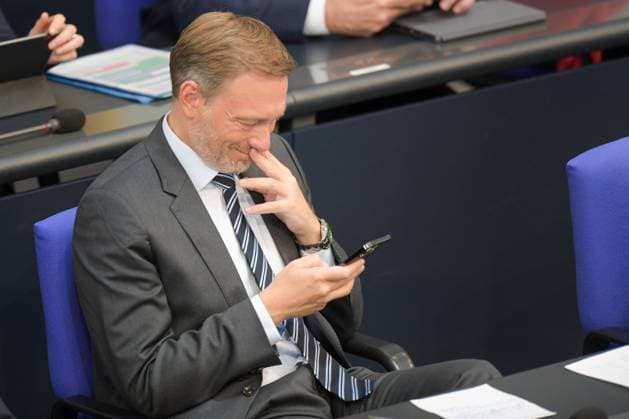 News Bilder des Tages Berlin, Deutschland 31. Mai 2022: 39. Sitzung des Deutschen Bundestags - 2022 Im Bild: Bundesfinanzminister Christian Lindner (FDP) amüsiert sich über Nachricht auf dem Smartphone Deutscher Bundestag Berlin *** Berlin, Germany 31 May 2022 39 Session of the German Bundestag 2022 In the picture Federal Minister of Finance Christian Lindner FDP amused by message on smartphone German Bundestag Berlin Copyright: xFotostandx xReuhlx