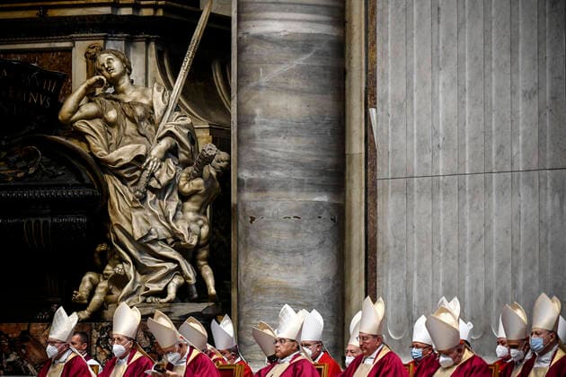 Bilder des Jahres 2022, News 05 Mai News Bilder des Tages May 31, 2022, Vatican City: Cardinals during the funeral ceremony for Cardinal Angelo Sodano Funeral in Saint Peter s Basilica, Vatican City, 31 May 2022. ANSA RICCARDO ANTIMIANI Vatican City - ZUMAa110 20220531_zaf_a110_002 Copyright: xRiccardoxAntimianix