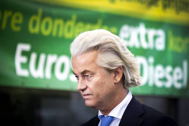 2022-05-31 17:12:46 THE HAGUE - Geert Wilders (PVV) at a gas station during an action against high fuel prices. ANP RAMON VAN FLYMEN netherlands out - belgium out *** 2022 05 31 17 12 46 THE HAGUE Geert Wilders PVV at a gas station during an action against high fuel prices ANP RAMON VAN FLYMEN netherlands out belgium out  Copyright: xx x449599009x originalFilename: 449599009.jpg