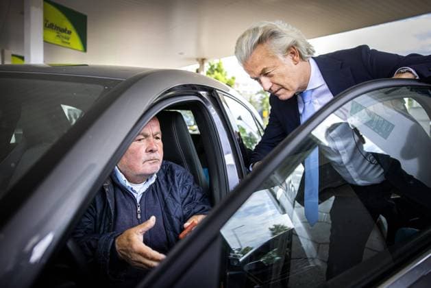 2022-05-31 17:07:38 THE HAGUE - Geert Wilders (PVV) at a gas station during an action against high fuel prices. ANP RAMON VAN FLYMEN netherlands out - belgium out *** 2022 05 31 17 07 38 THE HAGUE Geert Wilders PVV at a gas station during an action against high fuel prices ANP RAMON VAN FLYMEN netherlands out belgium out  Copyright: xx x449599032x originalFilename: 449599032.jpg