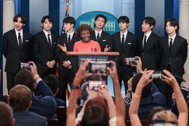 Bilder des Jahres 2022, News 05 Mai News Bilder des Tages News Bilder des Tages May 31, 2022, Washington, District of Columbia, USA: Band members from South Korean boy band BTS, also known as the Bangtan Boys, join White House Press Secretary Karine Jean-Pierre during her daily press briefing in the James S. Brady Briefing Room at the White House in Washington, DC on May 31, 2022 Washington USA - ZUMAs152 20220531_zaa_s152_003 Copyright: xOliverxContrerasx-xPoolxviaxCNPx