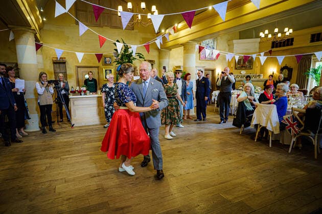 Entertainment Bilder des Tages . 01 06 2022. Tetbury, United Kingdom. Prince Charles dances with Bridget Tibbs during a Platinum Jubilee tea dance at Highgrove, Tetbury, United Kingdom.  xPoolx xi-Imagesx IIM-23468-0003