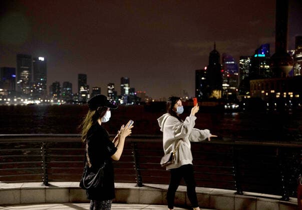 (220601) -- SHANGHAI, June 1, 2022 -- People take photos during the wee hours at the Bund in east China s Shanghai, June 1, 2022. ) CHINA-SHANGHAI-LIVING-PRODUCTION-RESUMPTION (CN) JinxLiwang 