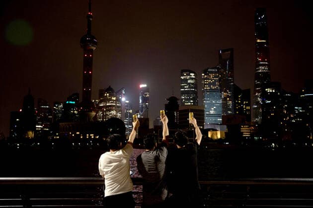 (220601) -- SHANGHAI, June 1, 2022 -- People cheer during the wee hours at the Bund in east China s Shanghai, June 1, 2022. ) CHINA-SHANGHAI-LIVING-PRODUCTION-RESUMPTION (CN) JinxLiwang 
