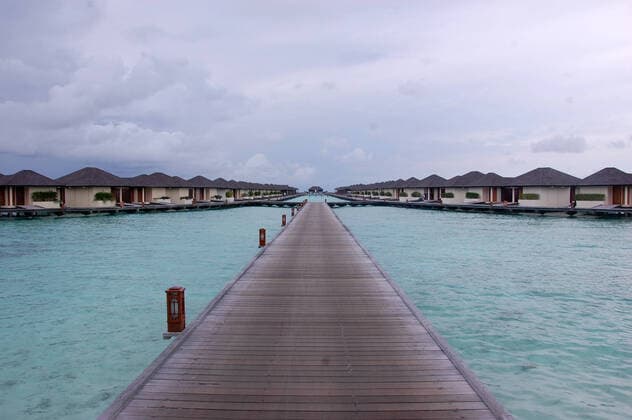 IMAGO Creative: Welttourismustag am 27. September Timber pier and bungalow at Paradise Island Resort Maldives, Indian Ocean , 20789064.jpg, Indian Ocean, wharf, Maldives, boat, tourism, tourist, pier, island, tropics, reef, sea, ocean, holiday, rest, resort, hotel, bungalow, travel, outdoor, asia,