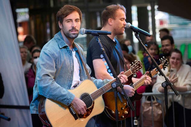 Max Giesinger plays concert at Berlin Central Station Musician Max Giesinger gives a concert at Berlin Central Station on 01 06 2022 in Berlin as part of the campaign Fastest Tour with Deutsche Bahn The musician plays four free concerts at four stations in Germany Berlin Central Station Berlin Germany