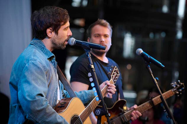 Max Giesinger plays concert at Berlin Central Station Musician Max Giesinger gives a concert at Berlin Central Station on 01 06 2022 in Berlin as part of the campaign Fastest Tour with Deutsche Bahn The musician plays four free concerts at four stations in Germany Berlin Central Station Berlin Germany