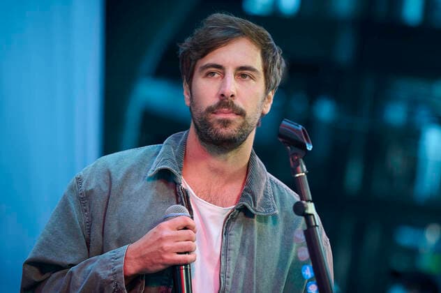 Max Giesinger plays concert at Berlin Central Station Musician Max Giesinger gives a concert at Berlin Central Station on 01 06 2022 in Berlin as part of the campaign Fastest Tour with Deutsche Bahn The musician plays four free concerts at four stations in Germany Berlin Central Station Berlin Germany