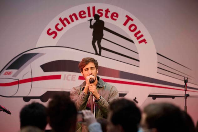 Max Giesinger plays concert at Berlin Central Station Musician Max Giesinger gives a concert at Berlin Central Station on 01 06 2022 in Berlin as part of the campaign Fastest Tour with Deutsche Bahn The musician plays four free concerts at four stations in Germany Berlin Central Station Berlin Germany
