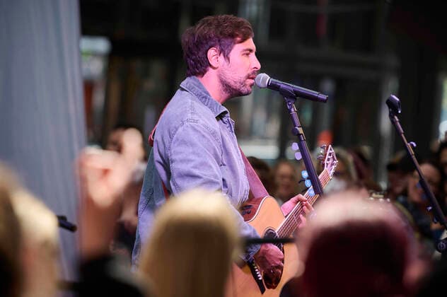 Max Giesinger plays concert at Berlin Central Station Musician Max Giesinger gives a concert at Berlin Central Station on 01 06 2022 in Berlin as part of the campaign Fastest Tour with Deutsche Bahn The musician plays four free concerts at four stations in Germany Berlin Central Station Berlin Germany