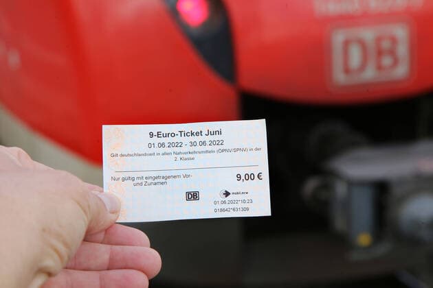 01.06.2022 Das 9 Euro Ticket ermöglicht die Fahrt in den meisten Regionalbahnen und im Nahverkehr, bundesweit. Es kann für die Monate Juni, Juli, August für jeweils 9 Euro gekauft werden. *** 01 06 2022 The 9 Euro Ticket allows travel on most regional trains and local transport, nationwide It can be purchased for the months of June, July, August for 9 Euro each time