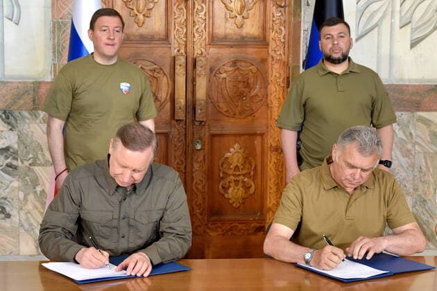 Bilder des Jahres 2022, News 06 Juni News Themen der Woche KW22 News Bilder des Tages MARIUPOL, UKRAINE - JUNE 1, 2022: St Petersburg Governor Alexander Beglov and Mariupol Mayor Konstantin Ivashchenko (L-R seated) sign a twinning agreement between St Petersburg and Mariupol as United Russia Party General Council Secretary Andrei Turchak and Donetsk People s Republic leader Denis Pushilin (L-R standing) look on. Nikolai Trishin TASS  TS1339BB