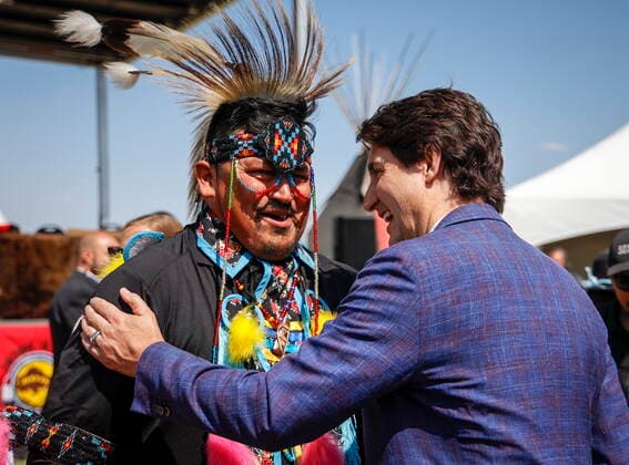 News Bilder des Tages June 2, 2022, Siksika Nation, AB, CANADA: Prime Minister Justin Trudeau, right, greets Siksika Nation dancer after a signing ceremony on the Siksika Nation in Siksika Nation, Alta., Thursday, June 2, 2022. Siksika Nation CANADA  - ZUMAc35_ 20220602_zaf_c35_081 Copyright: xJeffxMcintoshx