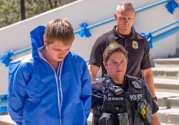 News Themen der Woche KW22 News Bilder des Tages USA, Festnahme nach tödlicher Schießerei in Albuquerque, New Mexico June 2, 2022, Albuquerque, New Mexico, USA: Journal .At left Jarod McKenzie,20, who is accused of fatally shooting Joshua Romero is escorted from APD officers after being book for murder.Photographed on Thursday June 2 , 2022. JOURNAL Albuquerque USA - ZUMAab1_ 20220602_zaf_ab1_007 Copyright: xAdolphexPierre-Louisx
