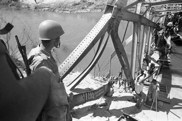 ARCHIVFOTO: Vor 55 Jahren, am 5. Juni 1967, begann der Sechtagekrieg, Ein israelischer Soldat beobachtet die zerstoerte Allenby-Bridge, eine Bruecke ueber den Jordan-Fluss, der Sechstagekrieg zwischen Israel und den arabischen Staaten Aegypten, Jordanien und Syrien dauerte vom 5. Juni bis zum 10. Juni 1967, nicht genau datierte Aufnahme ca. 14.06.1967, SW-Aufnahme, *** ARCHIVE PHOTO 55 years ago, on 5 June 1967, the Six Day War began, An Israeli soldier observes the destroyed Allenby Bridge, a bridge over the Jordan River, the Six Day War between Israel and the Arab states of Egypt, Jordan and Syria lasted from 5 June to 10 June 1967, not exactly dated photo ca 14 06 1967, SW photo,