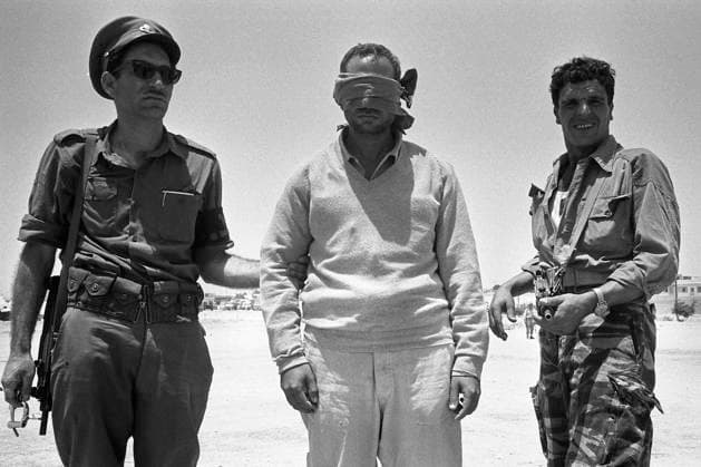 ARCHIVFOTO: Vor 55 Jahren, am 5. Juni 1967, begann der Sechtagekrieg, Zwei israelische Soldaten mit Maschinenpistolen Uzi bewachen einen gefangenen aegyptischen Offizier (Mitte), der eine Augenbinde traegt, und stellen ihn zur Schau, der Sechstagekrieg zwischen Israel und den arabischen Staaten Aegypten, Jordanien und Syrien dauerte vom 5. Juni bis zum 10. Juni 1967, nicht genau datierte Aufnahme ca. 14.06.1967, SW-Aufnahme, *** ARCHIVE PHOTO 55 years ago, on 5 June 1967, the Six Day War began, Two Israeli soldiers with submachine guns Uzi guarding a captured Egyptian officer center , wearing a blindfold, and displaying him, the Six Day War between Israel and the Arab states of Egypt, Jordan and Syria lasted from 5 June to 10 June 1967,
