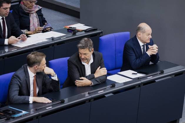 News Bilder des Tages (R-L) Olaf Scholz (SPD), Bundeskanzler, Robert Habeck (Buendnis 90 Die Gruenen), Bundesminister fuer Wirtschaft und Klimaschutz und Vizekanzler, und Christian Lindner (FDP), Bundesminister der Finanzen, aufgenommen im Rahmen der Sitzung des Deutschen Bundestages in Berlin, 03.06.2022. Berlin Deutschland *** R L Olaf Scholz SPD , German Chancellor, Robert Habeck Buendnis 90 Die Gruenen , German Minister for Economy and Climate Protection and Vice Chancellor, and Christian Lindner FDP , German Minister of Finance, photographed during the session of the German Bundestag in Berlin, 03 06 2022 Berlin Germany. Copyright: xFlorianxGaertner photothek.dex