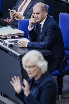 (V-H) Christine Lambrecht (SPD), Bundesministerin der Verteidigung, und Olaf Scholz (SPD), Bundeskanzler, aufgenommen im Rahmen der Sitzung des Deutschen Bundestages in Berlin, 03.06.2022. Berlin Deutschland *** V H Christine Lambrecht SPD , Federal Minister of Defense, and Olaf Scholz SPD , Federal Chancellor, photographed during the session of the German Bundestag in Berlin, 03 06 2022 Berlin Germany. Copyright: xFlorianxGaertner photothek.dex