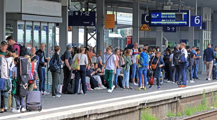Andrang von Reisenden beim Start vom 9 Euro Ticket BEARBEITET LT. DSGVO: Zum Start des 9 Euro Tickets stürmten zahllose Reisenden am Essener Hauptbahnhof die Züge. Es kam zu zum Teil massiven Verspätungen und auch Ausfällen. Essen Nordrhein-Westfalen Deutschland Hauptbahnhof *** Crowd of travelers at the start of the 9 Euro Ticket EDITED LT DSGVO At the start of the 9 Euro Ticket, countless travelers stormed the trains at Essen Central Station There were some massive delays and also cancellations Essen North Rhine Westphalia Germany Central Station