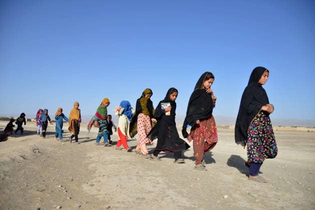 Frauen unter dem Taliban Regime in Afghanistan (220603) -- KANDHAR, June 3, 2022 -- Students walk in a row at a mobile school in Kandhar province, Afghanistan, June 2, 2022. A mobile school has been set up in Kandhar province of Afghanistan. The mobile school travels from village to village to provide education chances for local kids. (Photo by Xinhua) AFGHANISTAN-KANDHAR-MOBILE SCHOOL SanullahxSeiam 