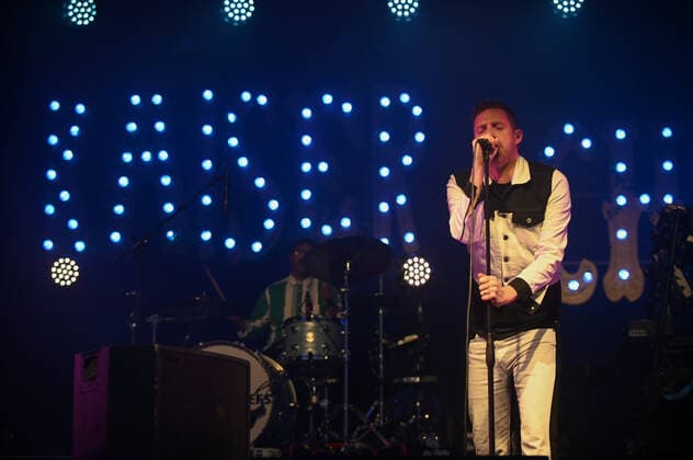 June 3, 2022, Doncaster, South Yorkshire, United Kingdom: Ricky Wilson performs live after the races at Doncaster Racecourse with the Kaiser Chiefs. Doncaster United Kingdom - ZUMAs197 20220603_zaa_s197_154 Copyright: xRobinxBurnsx