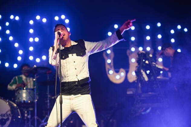 June 3, 2022, Doncaster, South Yorkshire, United Kingdom: Ricky Wilson performs live after the races at Doncaster Racecourse with the Kaiser Chiefs. Doncaster United Kingdom - ZUMAs197 20220603_zaa_s197_155 Copyright: xRobinxBurnsx