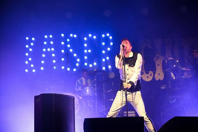 June 3, 2022, Doncaster, South Yorkshire, United Kingdom: Ricky Wilson performs live after the races at Doncaster Racecourse with the Kaiser Chiefs. Doncaster United Kingdom - ZUMAs197 20220603_zaa_s197_156 Copyright: xRobinxBurnsx
