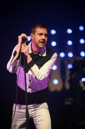 June 3, 2022, Doncaster, South Yorkshire, United Kingdom: Ricky Wilson performs live after the races at Doncaster Racecourse with the Kaiser Chiefs. Doncaster United Kingdom - ZUMAs197 20220603_zaa_s197_162 Copyright: xRobinxBurnsx