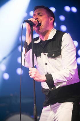 June 3, 2022, Doncaster, South Yorkshire, United Kingdom: Ricky Wilson performs live after the races at Doncaster Racecourse with the Kaiser Chiefs. Doncaster United Kingdom - ZUMAs197 20220603_zaa_s197_167 Copyright: xRobinxBurnsx