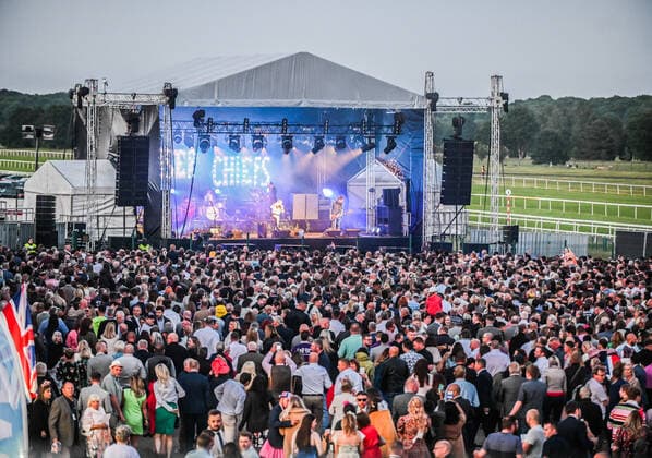 June 3, 2022, Doncaster, South Yorkshire, United Kingdom: A crowd of Spectators watch as Ricky Wilson performs live after the races at Doncaster Racecourse with the Kaiser Chiefs. Doncaster United Kingdom - ZUMAs197 20220603_zaa_s197_190 Copyright: xRobinxBurnsx