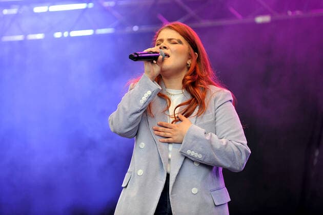 Schlossgrabenfest Darmstadt singer Loi Leonie Greiner during a performance at the Schlossgrabenfest on 03 06 2022 in Damrstadt 20220603MWI18252