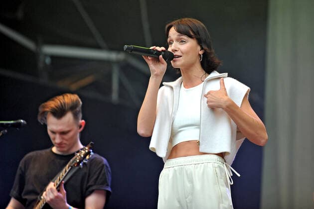 Schlossgrabenfest Darmstadt singer Lotte Charlotte Rezbach during a performance at the Schlossgrabenfest on 03 06 2022 in Damrstadt 20220603MWI18332