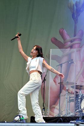 Schlossgrabenfest Darmstadt singer Lotte Charlotte Rezbach during a performance at the Schlossgrabenfest on 03 06 2022 in Damrstadt 20220603MWI18390