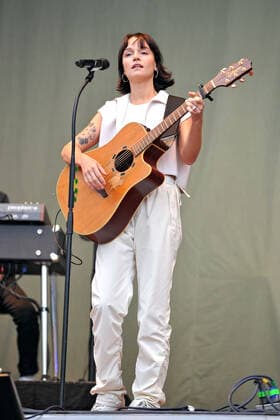 Schlossgrabenfest Darmstadt singer Lotte Charlotte Rezbach during a performance at the Schlossgrabenfest on 03 06 2022 in Damrstadt 20220603MWI18396